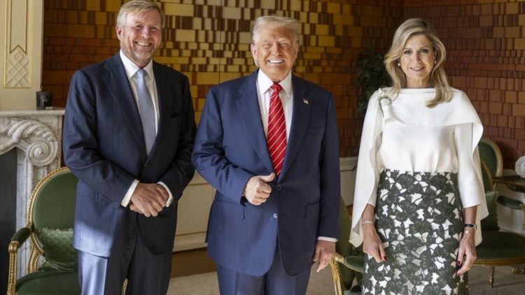 King Willem-Alexander and Queen Máxima of the Netherlands received U.S. President Donald Trump.